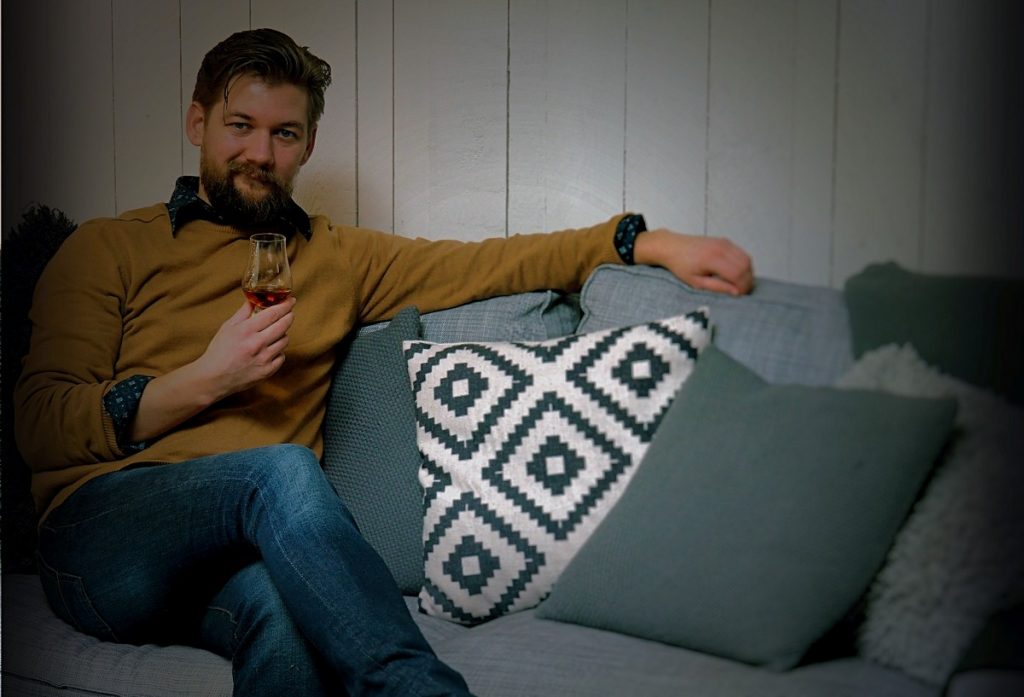 genieten van een glas bruine rum