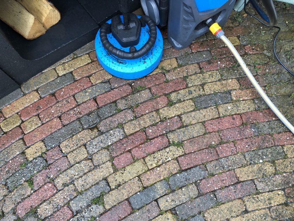 De Gamma Hogedrukreiniger liet hier echt steken vallen. Hij maakt duidelijk minder schoon en het spat overal naar toe.