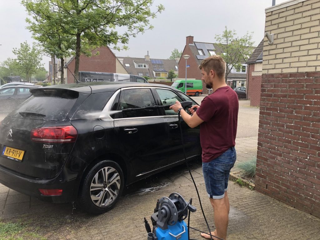 Auto wassen met de Gamma Hogedrukreiniger