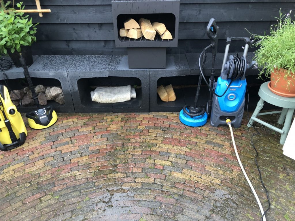 Verschil tussen de Karcher en de Gamma Hogedrukreiniger op het terras.