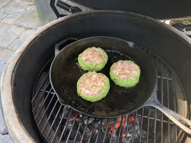 tonijnburger van de bbq Big Green Egg