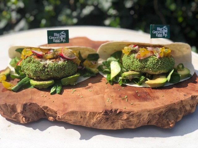 tonijnburger van de bbq met verse salsa