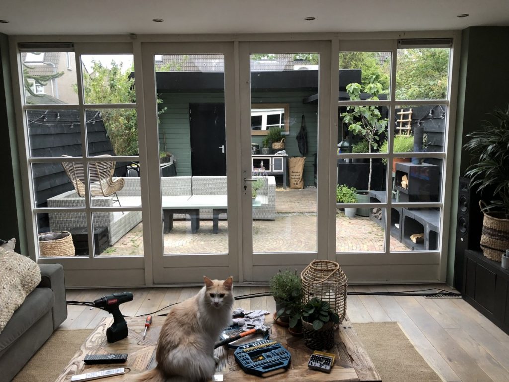 witte houten openslaande houten pui