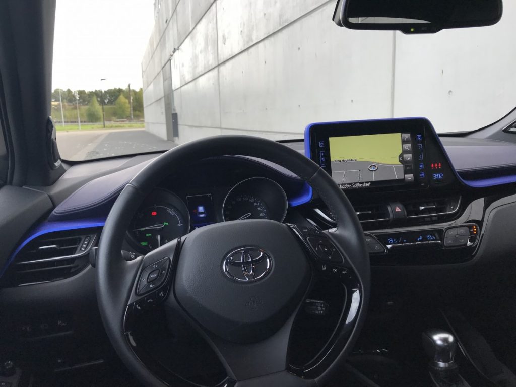Toyota C-HR Adventure 1.8 hybride dashboard