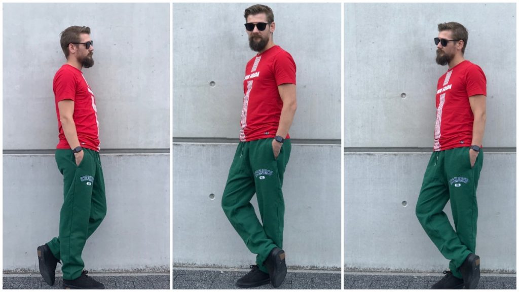 Veel kleur met deze groene joggingbroek en rood shirt