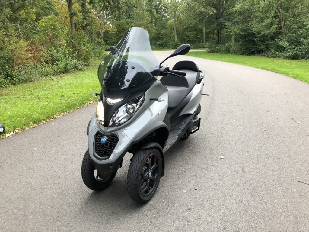 Piaggio MP3 Rechts voor aanzicht