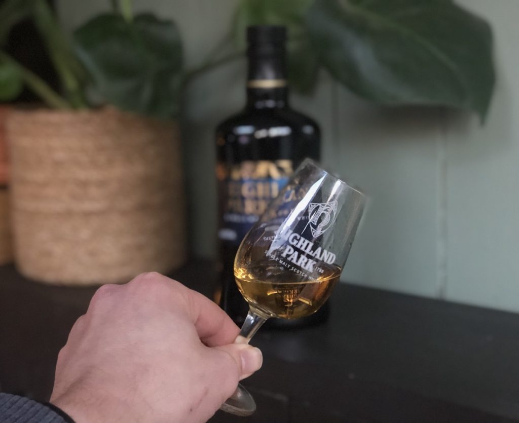 Jan Willem Huffmeijer houd het glas met Highland Park Valknut vast voor de proefnotitie