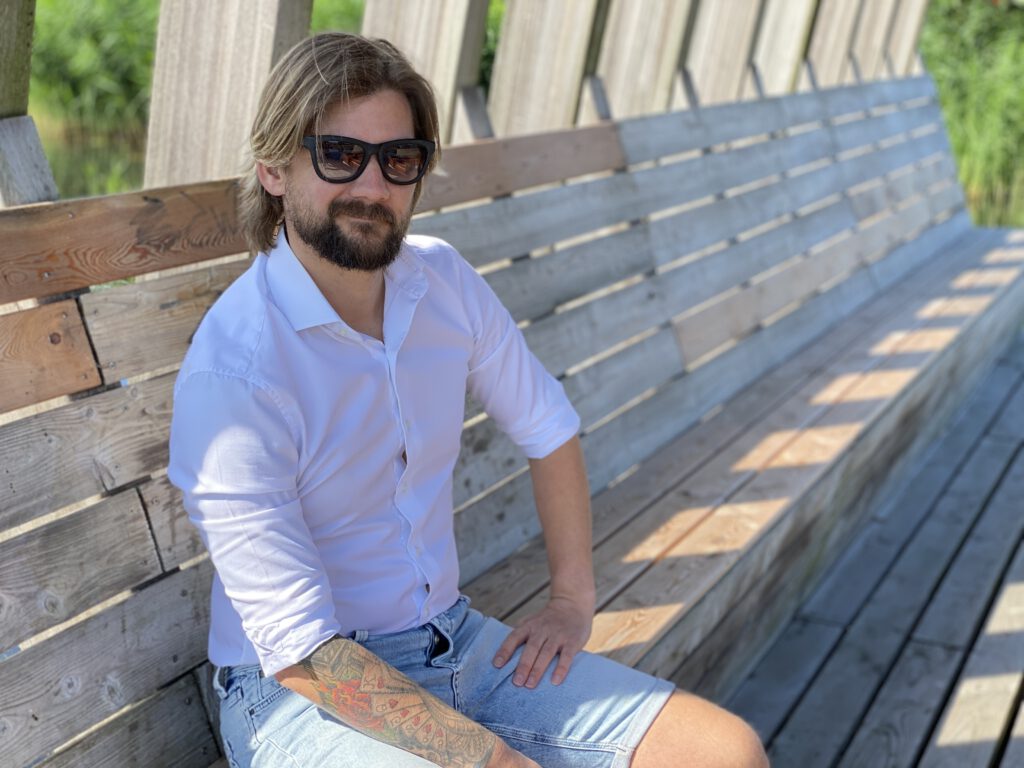 wit overhemd op een korte broek