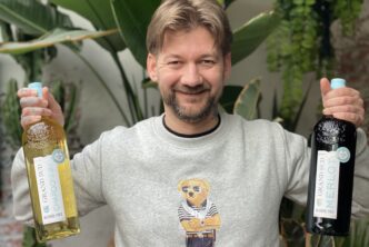 Jan Willem van B4men met een fles Grand Sud alcoholvrije Chardonnay en Merlot