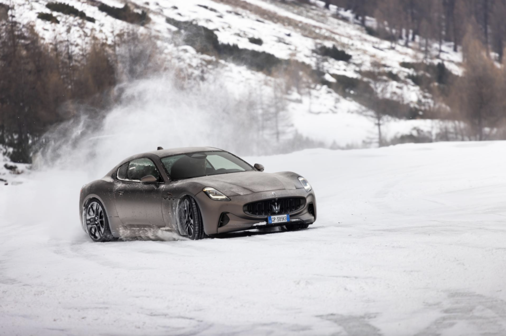 Maserati GranTurismo laat indrukwekkende vierwielaandrijving zien terwijl het over het ijs drift in St Moritz, omringd door winterse Alpenlandschappen.