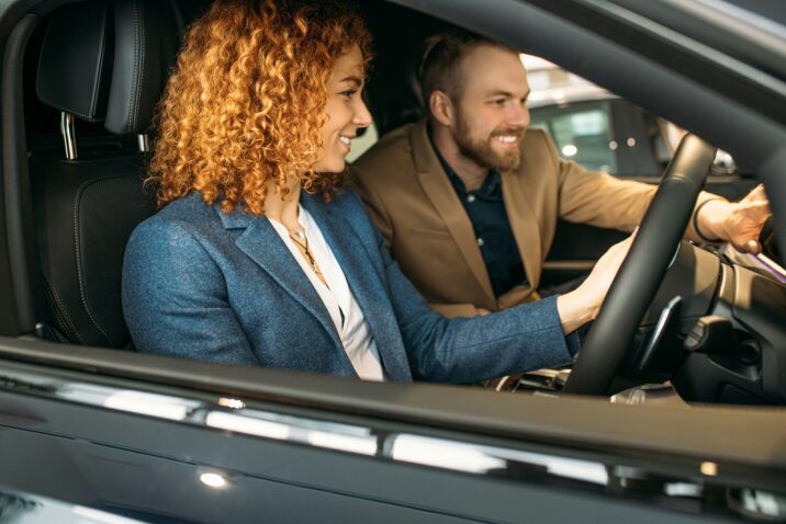 Private Lease twee mensen die in een auto zitten