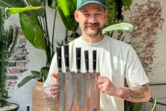 Jan Willem Huffmeijer heeft de Hexclad Master Series Messenset vast