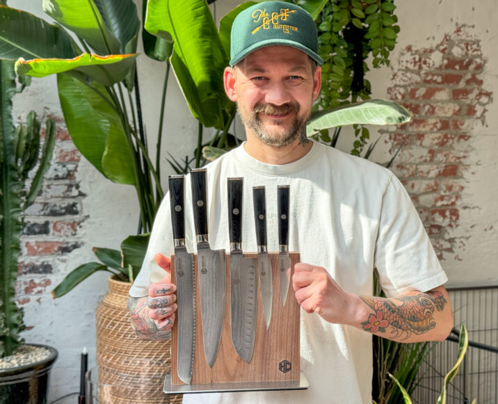 Jan Willem Huffmeijer heeft de Hexclad Master Series Messenset vast