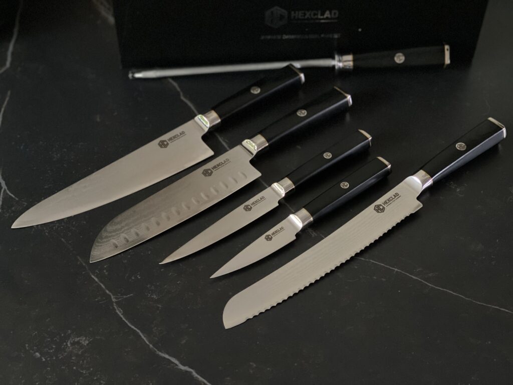 Hexclad Master Series messenset op een zwarte stenen ondergrond