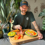 Jan Willem maakte een surf & turf van Tomahawk steak en garnelen van de bbq. Op het bord liggen ook mais en mango salsa