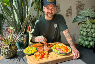 Jan Willem maakte een surf & turf van Tomahawk steak en garnelen van de bbq. Op het bord liggen ook mais en mango salsa