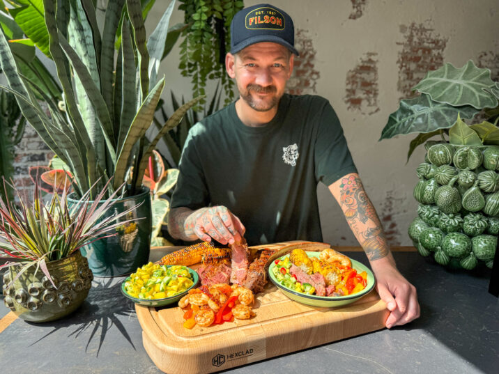 Jan Willem maakte een surf & turf van Tomahawk steak en garnelen van de bbq. Op het bord liggen ook mais en mango salsa