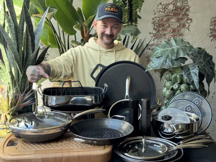 Jan Willem Huffmeijer staat op de foto met de hele producten set die hij heeft gekregen van Hexclad