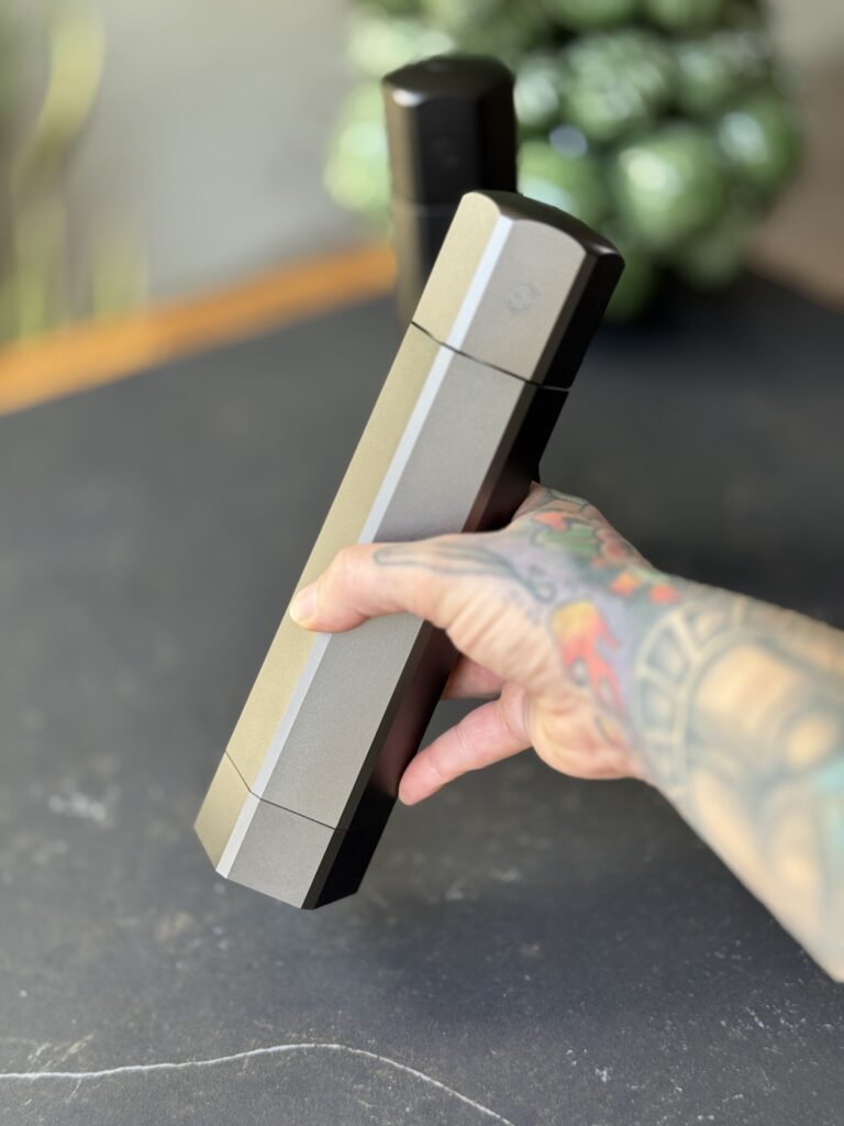 Zout en peper molens van hexclad in handen van Jan Willem Huffmeijer