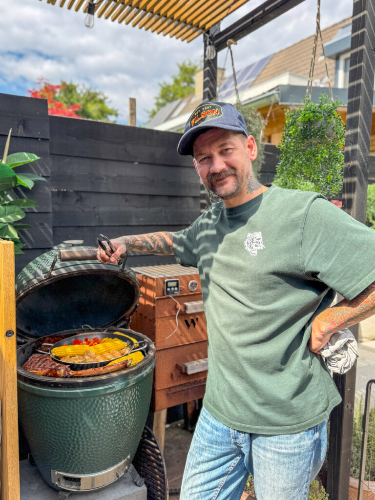 Jan Willem Huffmeijer achter de Big Green Egg met een heerlijke Surf en Turf van Tomahawk steak en garnalen