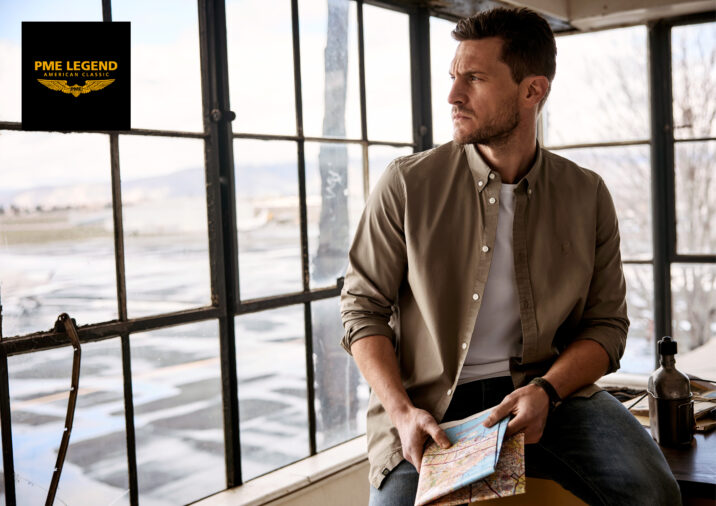 Man draagt het vernieuwde PME Legend American Classic shirt in zandkleur, gecombineerd met jeans en T-shirt. De foto benadrukt de stoere, tijdloze uitstraling van het shirt.