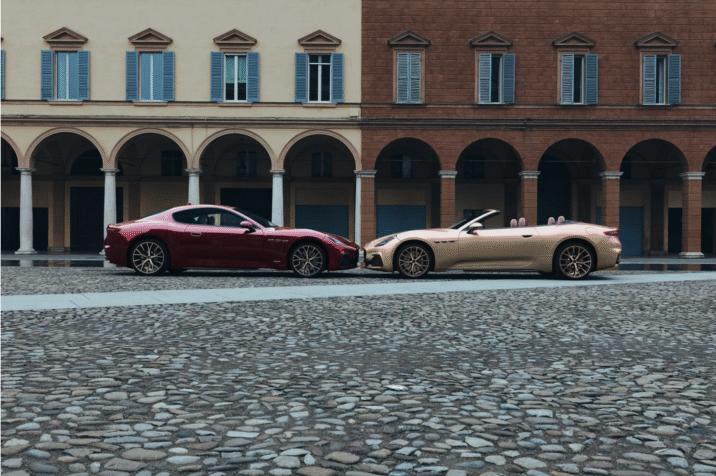 Twee exclusieve Maserati’s – de GranTurismo en GranCabrio Meccanica Lirica – staan neus aan neus op het plein in Modena, voor de historische Italiaanse arcades.