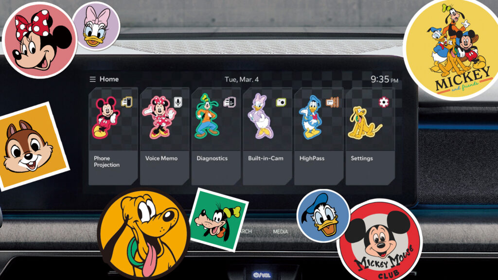 Close-up van een Kia-infotainmentscherm met Mickey Mouse, Minnie, Goofy, Donald Duck en Pluto als interactieve pictogrammen in het nieuwe Disney-displaythema.