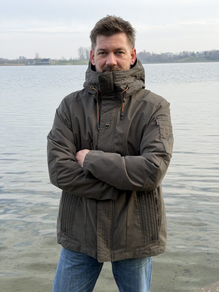 Jan Willem draagt de PME Legend Rockliner winterjas tijdens een wandeling bij het water