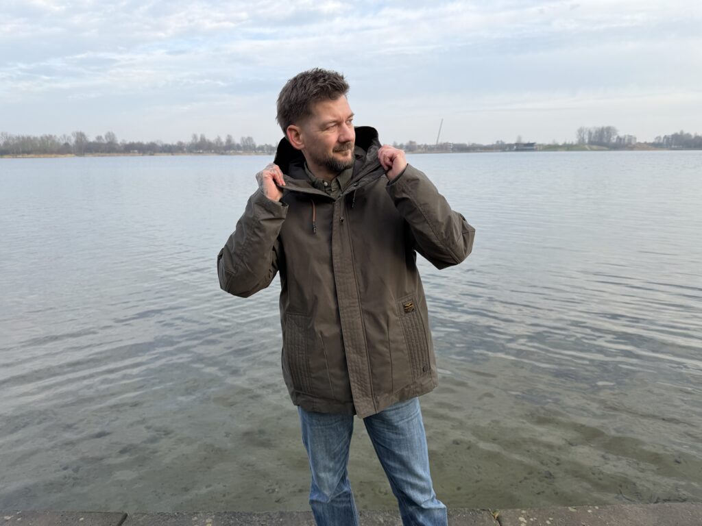 PME Legend Rockliner winterjas gedragen aan de waterkant