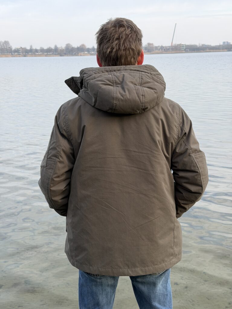Achterkant van de PME Legend Rockliner winterjas met capuchon