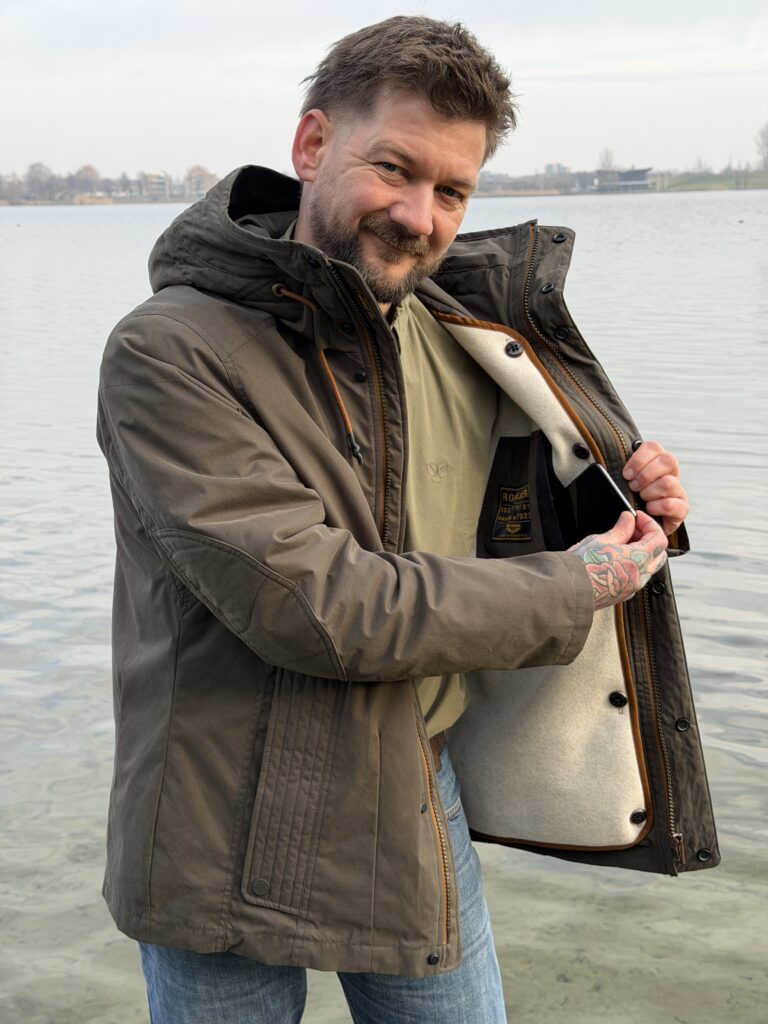 Telefoon in de binnenzak van de PME Legend Rockliner winterjas