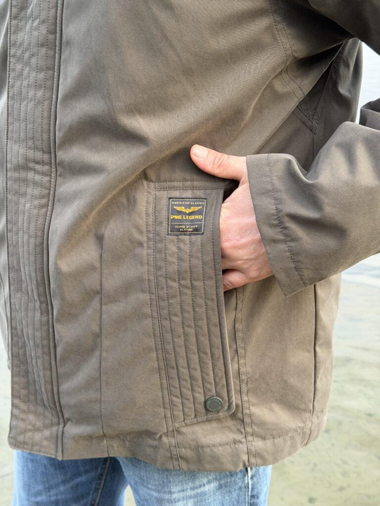 Zijzak van de PME Legend Rockliner winterjas met hand in de zak