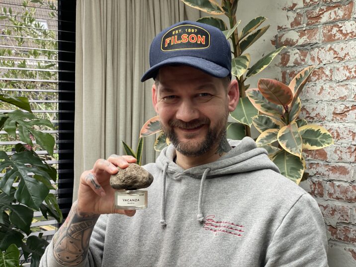 Jan Willem met de flacon van de VACANZA Megéve in zijn hand.