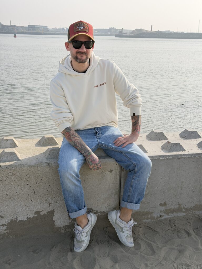 PME Legend hoodie combineren met denim en sneakers lente outfit heren